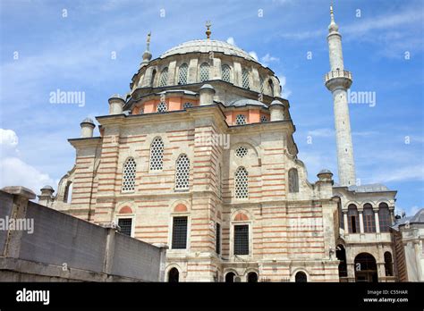 Laleli Camii - Đền thờ lịch sử với kiến trúc tuyệt đẹp và bầu không khí thiêng liêng!