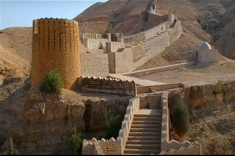 Ranikot Fort: Di tích lịch sử đồ sộ với tầm nhìn ngoạn mục!