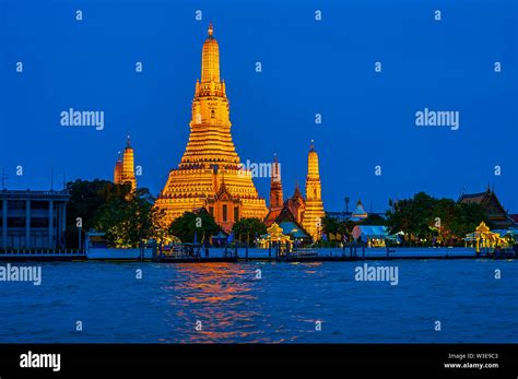  Wat Arun: Ngôi Chùa Bình Minh Rực Rỡ Trên Bờ Biển Chao Phraya!